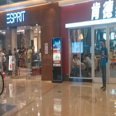 大型商场落地式液晶广告机如何吸引消费者？