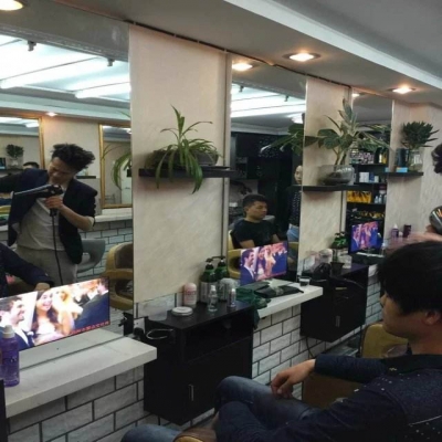 理发店美容院部署液晶广告机刺激客户消费